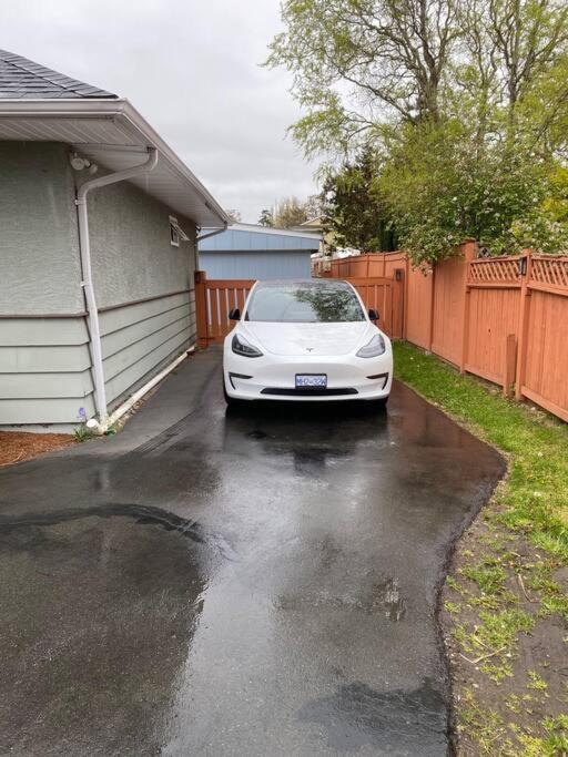 Adorable 2-bedroom With Free Parking Victoria